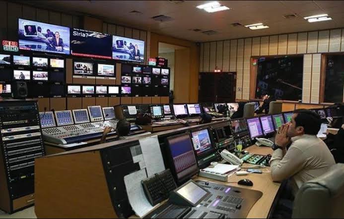 Sendezentrale von HispanTV: Wände voller Monitore, ein Redakteur am Regiepult, auf dem Hauptbildschirm die Schlagzeile „Siria?“.